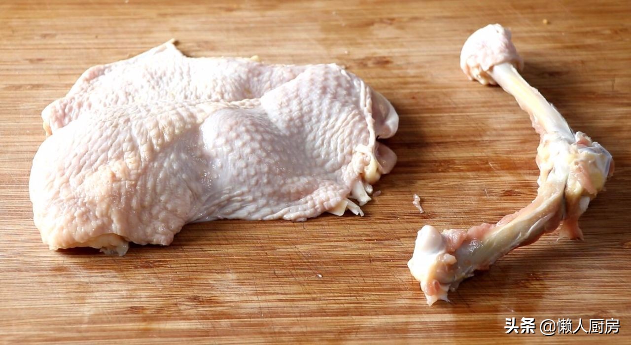 油炸鸡腿这样做才好吃，酸酸甜甜带点辣辣的酱汁，越吃越香