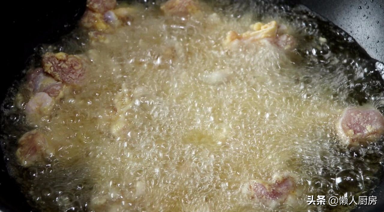 油炸鸡腿这样做才好吃，酸酸甜甜带点辣辣的酱汁，越吃越香