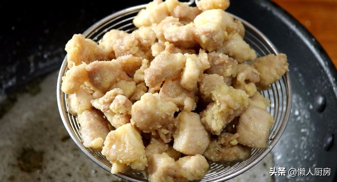 油炸鸡腿这样做才好吃，酸酸甜甜带点辣辣的酱汁，越吃越香