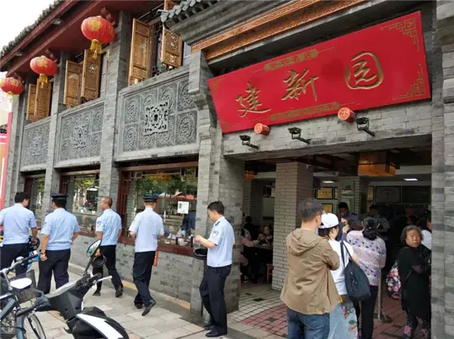 好吃好玩原汁原味 彩云之南的美食：米线 鲜菌饭 烧洋芋