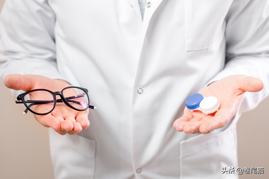 戴上博士伦隐形眼镜，双眼湿润健康视野清晰无局限