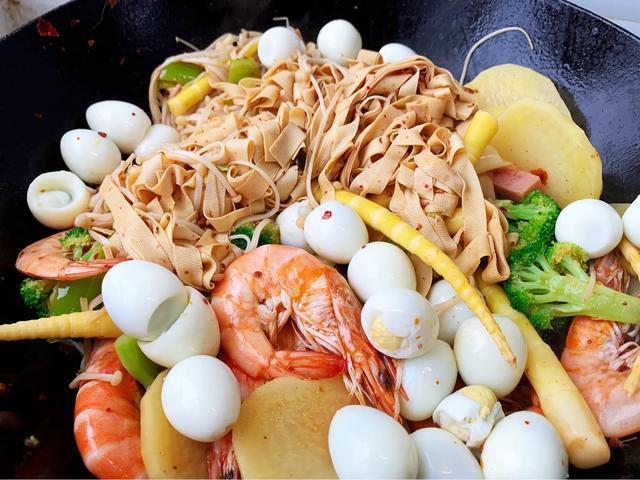 麻辣香锅在家做，有荤有素，麻辣鲜香，好吃还实惠