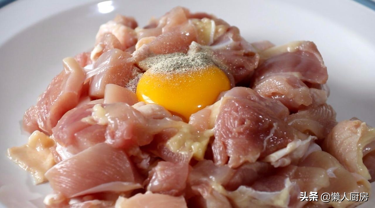 油炸鸡腿这样做才好吃，酸酸甜甜带点辣辣的酱汁，越吃越香