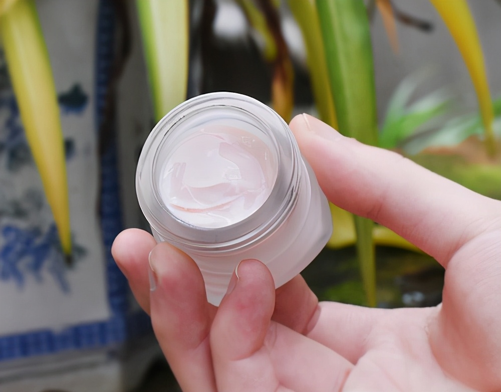 我国有一老成分，能补气还能去黄、提亮肤色，不输烟酰胺