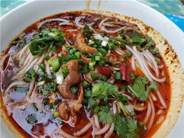 好吃好玩原汁原味 彩云之南的美食：米线 鲜菌饭 烧洋芋