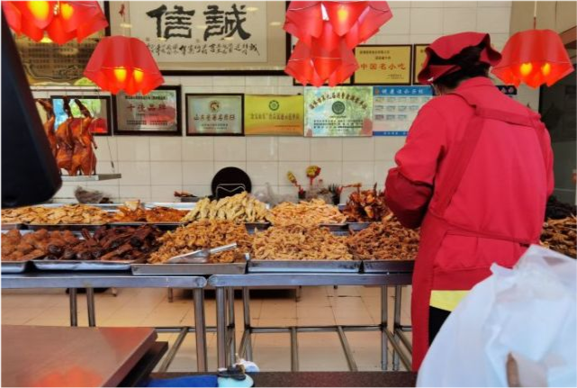 山东淄博霸气烤鸡店，30多种肉摆满整个店，什么时候来都要排队