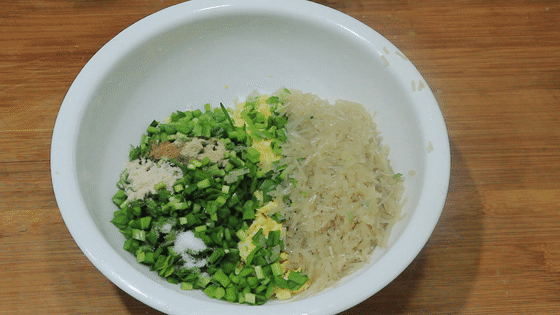 大厨详解锅贴做法，和面调馅都简单，在家就能做，外酥里嫩超好吃