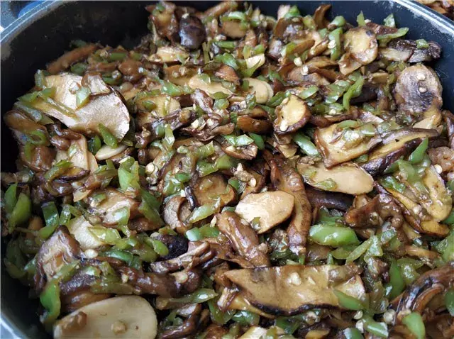 好吃好玩原汁原味 彩云之南的美食：米线 鲜菌饭 烧洋芋