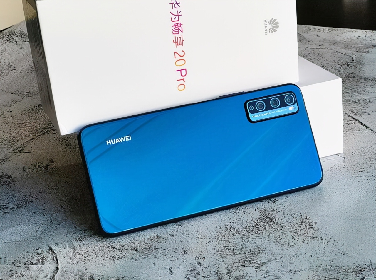 华为两款5G手机现货开售，都有鸿蒙系统，低至1999起