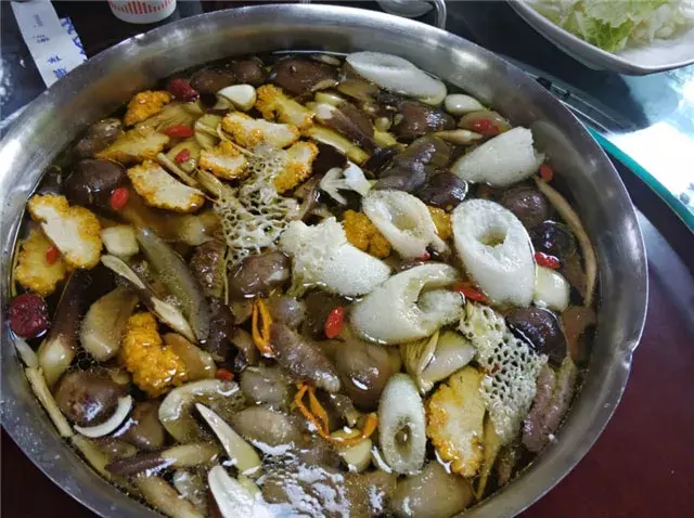 好吃好玩原汁原味 彩云之南的美食：米线 鲜菌饭 烧洋芋