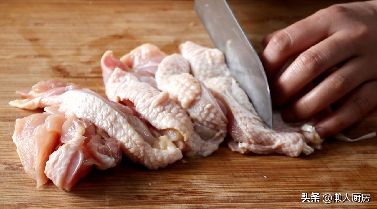 油炸鸡腿这样做才好吃，酸酸甜甜带点辣辣的酱汁，越吃越香