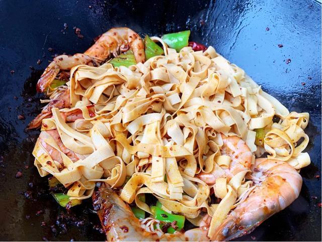 麻辣香锅在家做，有荤有素，麻辣鲜香，好吃还实惠