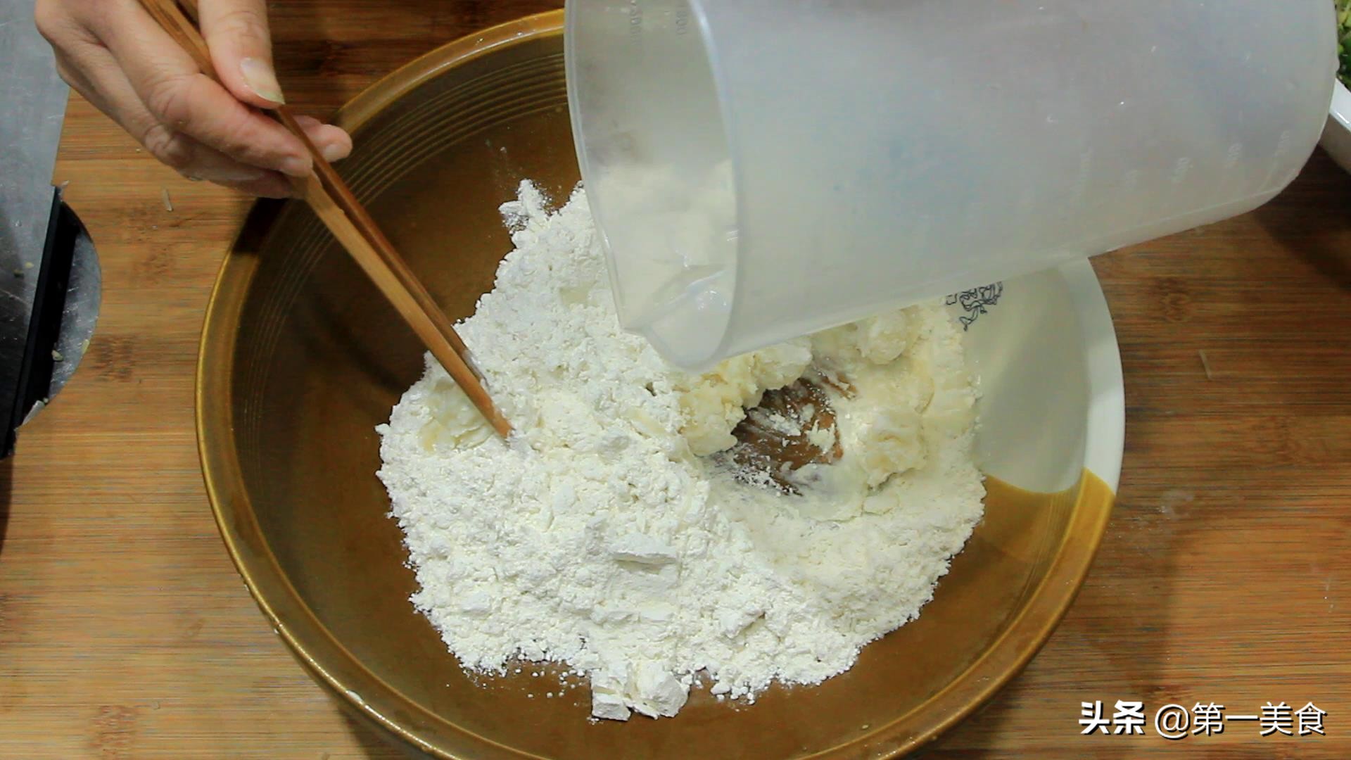 大厨详解锅贴做法，和面调馅都简单，在家就能做，外酥里嫩超好吃