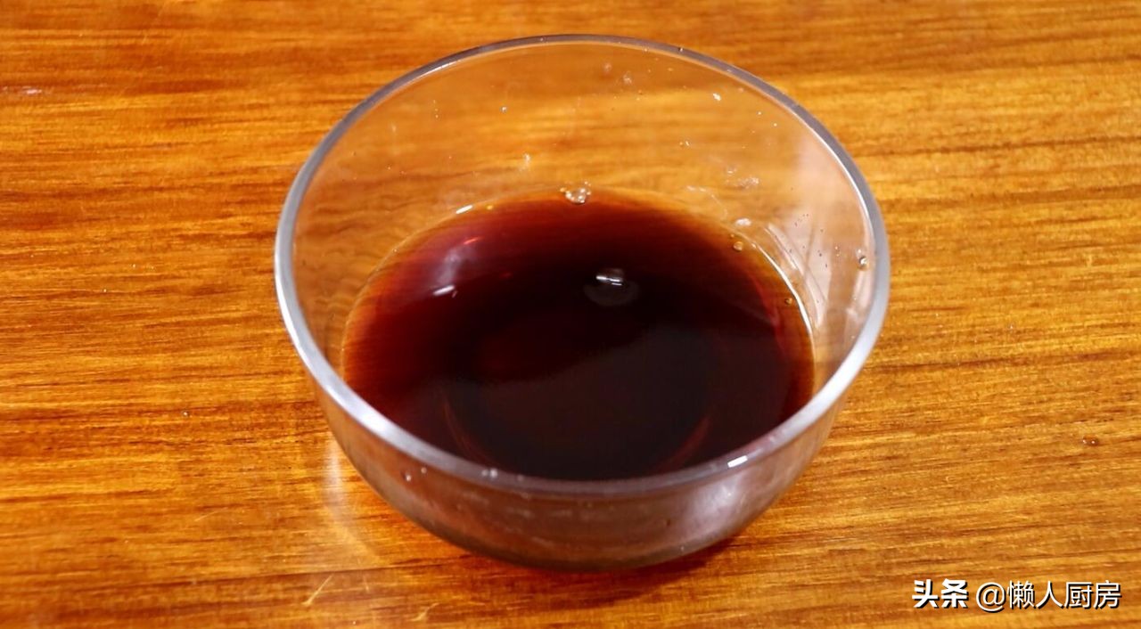 油炸鸡腿这样做才好吃，酸酸甜甜带点辣辣的酱汁，越吃越香