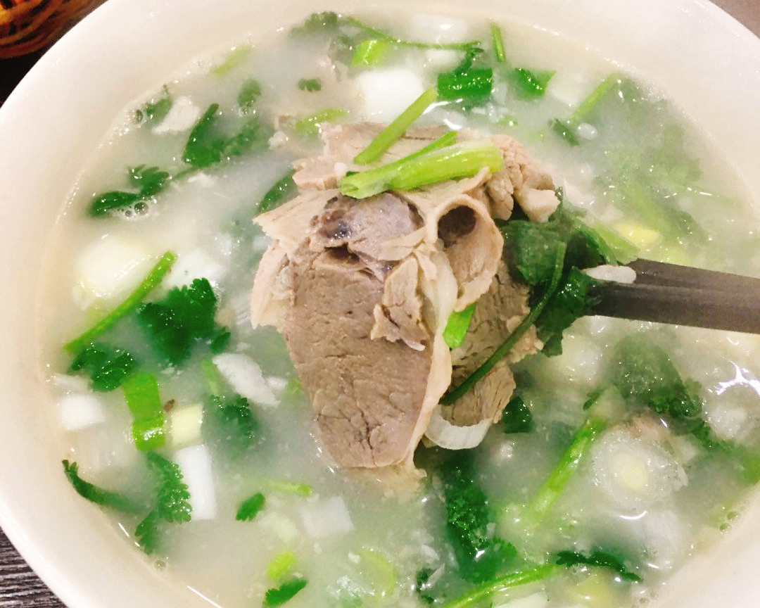 西郊的这碗羊肉汤，24小时不停火