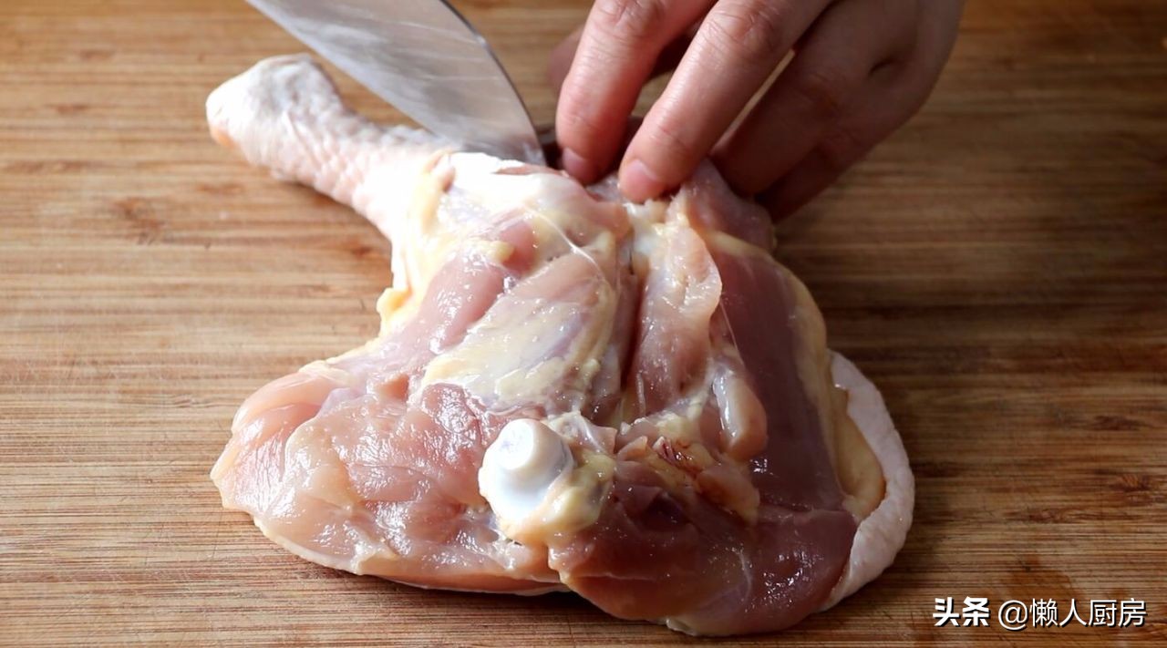 油炸鸡腿这样做才好吃，酸酸甜甜带点辣辣的酱汁，越吃越香