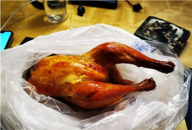 山东淄博霸气烤鸡店，30多种肉摆满整个店，什么时候来都要排队