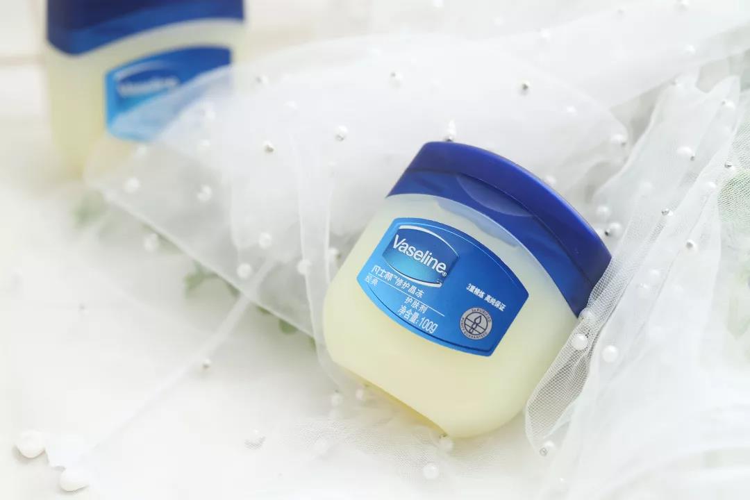 盘点三款“实力派”润唇膏：经典国货大白兔，一膜多用凡士林晶冻