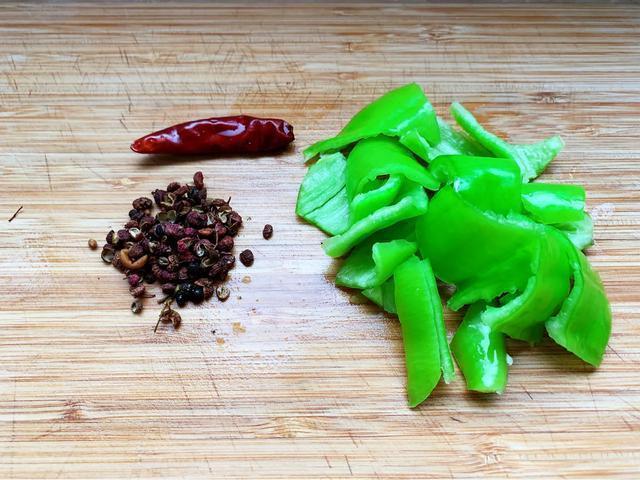 麻辣香锅在家做，有荤有素，麻辣鲜香，好吃还实惠