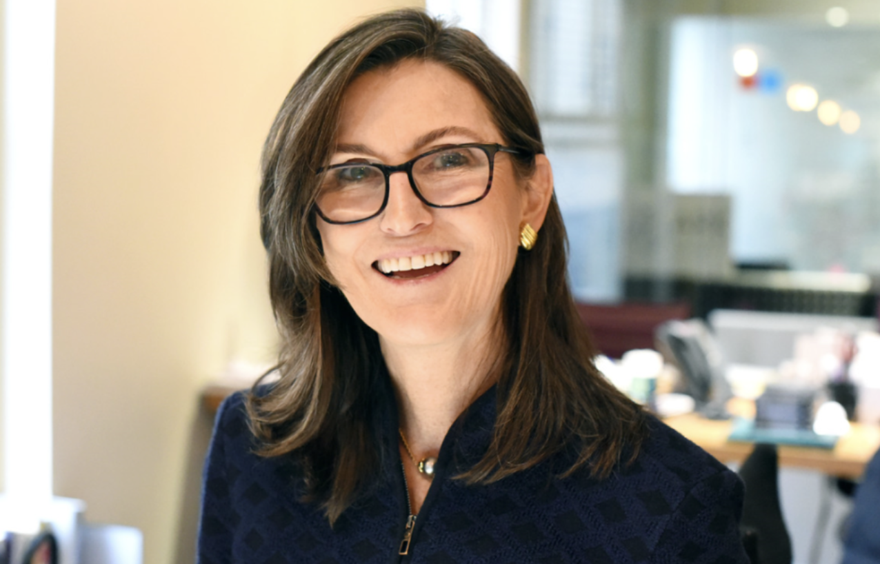 大跌45%！曾掌管3000亿的“女巴菲特”，跌落神坛