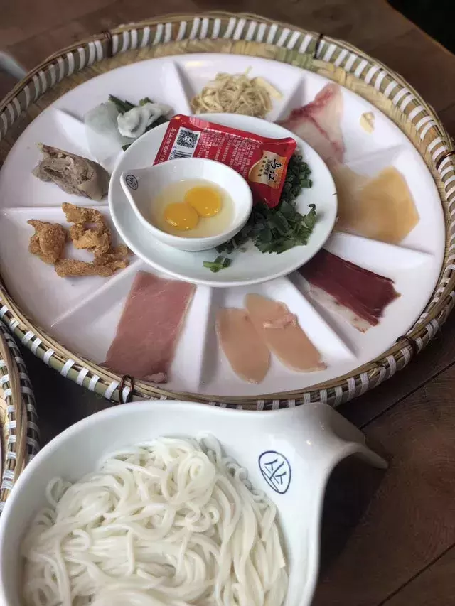 好吃好玩原汁原味 彩云之南的美食：米线 鲜菌饭 烧洋芋