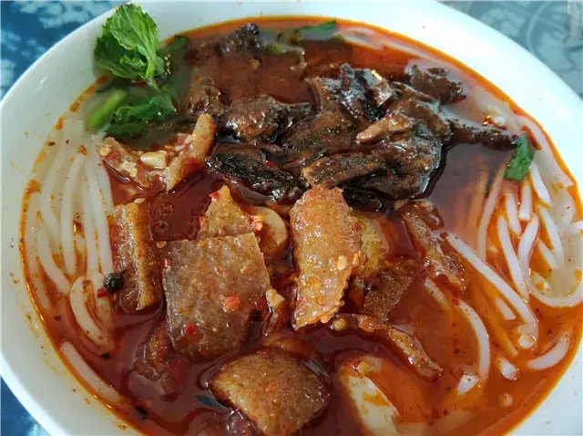 好吃好玩原汁原味 彩云之南的美食：米线 鲜菌饭 烧洋芋