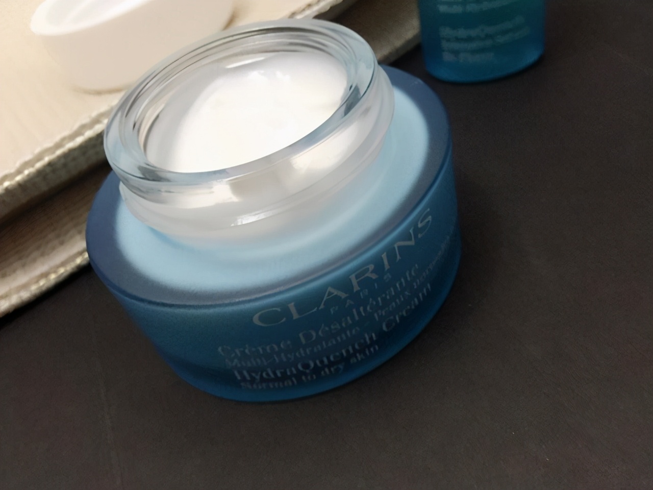 网络热门的面霜推荐：高效修复，长效锁水保湿，用后皮肤水嫩细滑