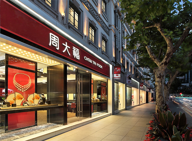 周大福这款冠冕戒指，售价34900元，是卖品牌卖珠宝还是卖文案？