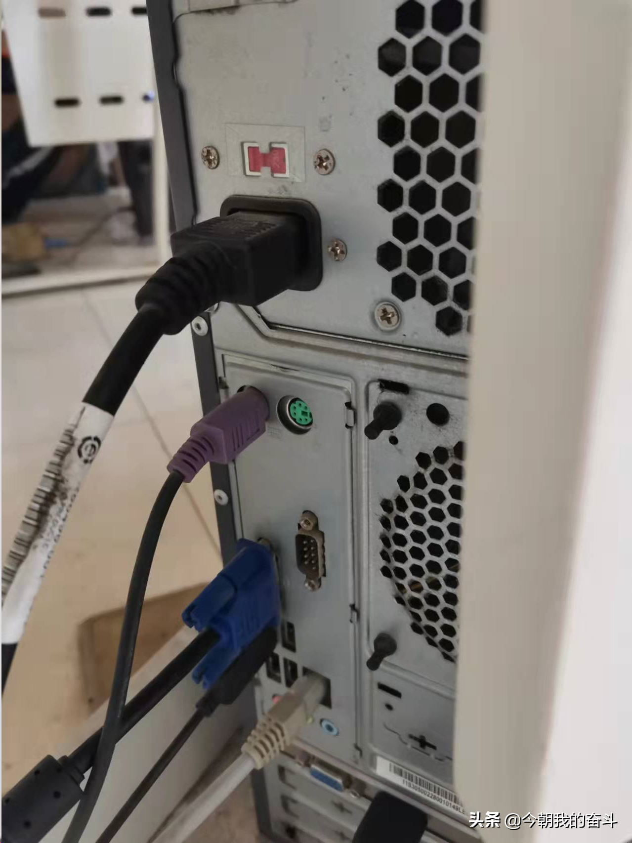 联想台式主机 同时连接 VGA和HDMI两个显示器