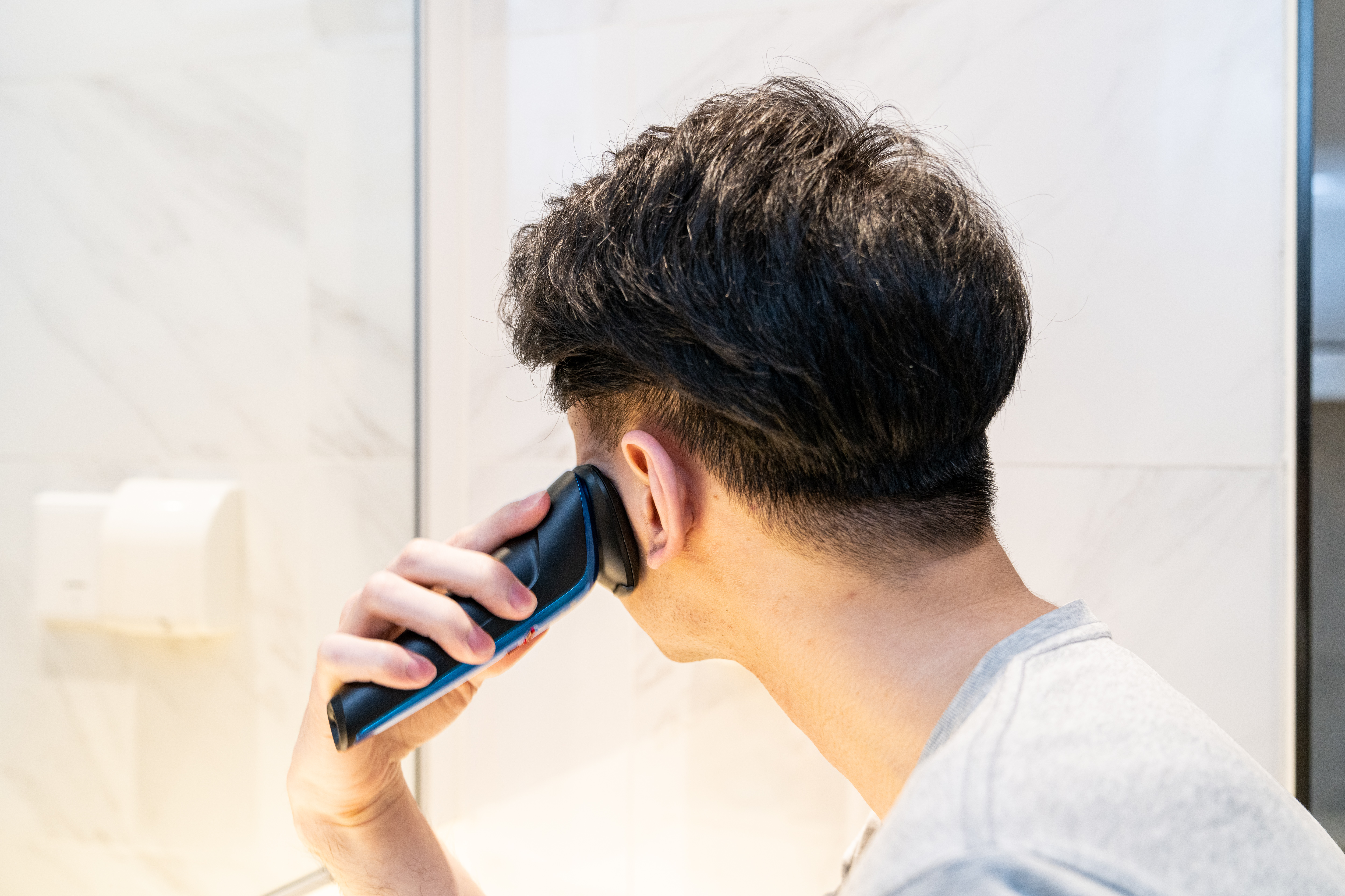 飞利浦 S2303 电动剃须刀体验：不到200元的干湿两用、高效剃须