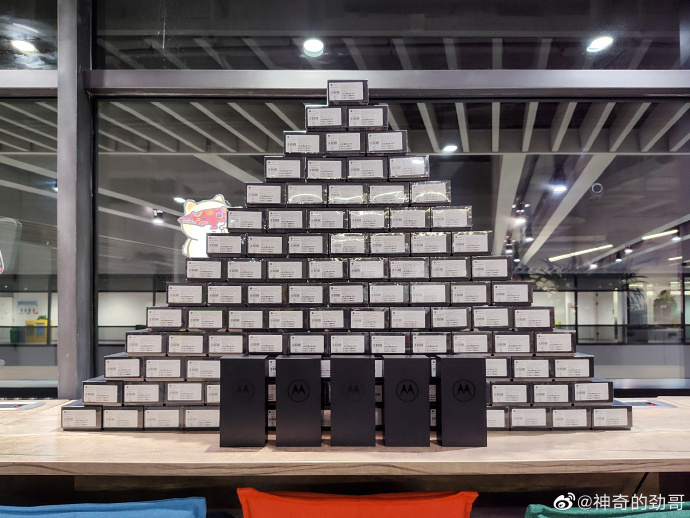 联想手机陈劲晒出100台moto edge X30量产机