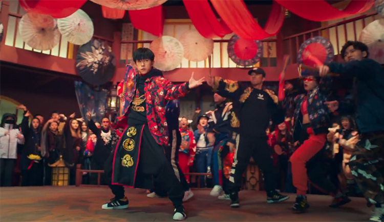 阿迪新春款秒杀我！易烊千玺和彭于晏穿同款，我竟无法评判谁更帅