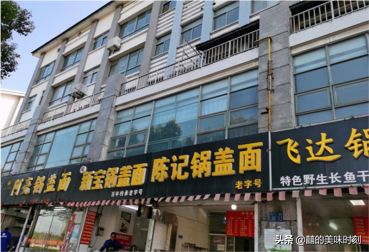 镇江只有8张桌子的小店，肥肠面20元1碗，配一块臭干简直绝了