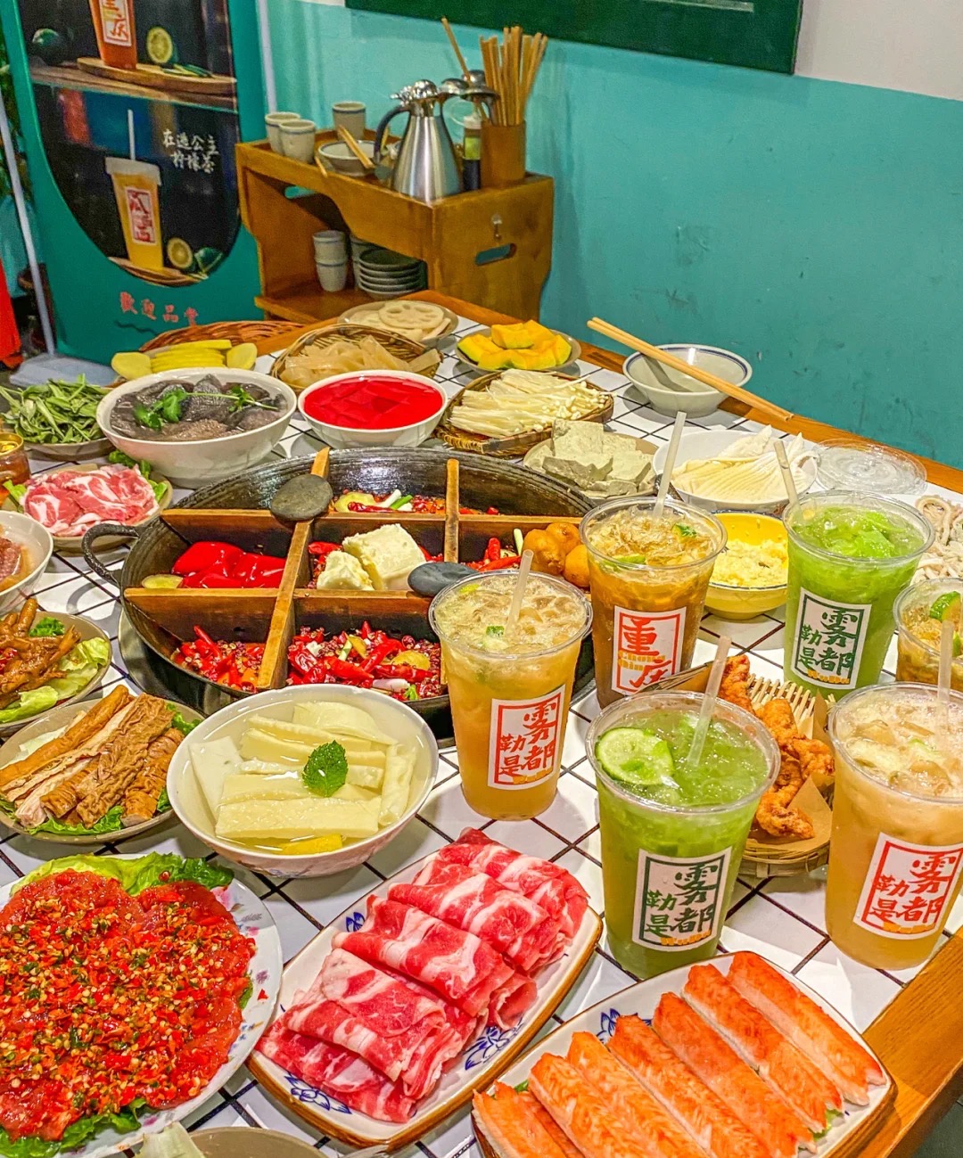 重庆美食，洪崖洞旁热榜NO.1的老火锅，重庆排名第一的火锅