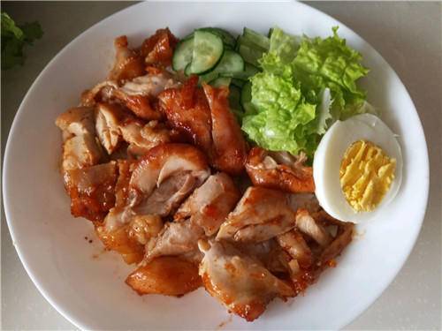 自制烤肉拌饭，用料多，好吃健康卫生，低脂多吃身材不走样！