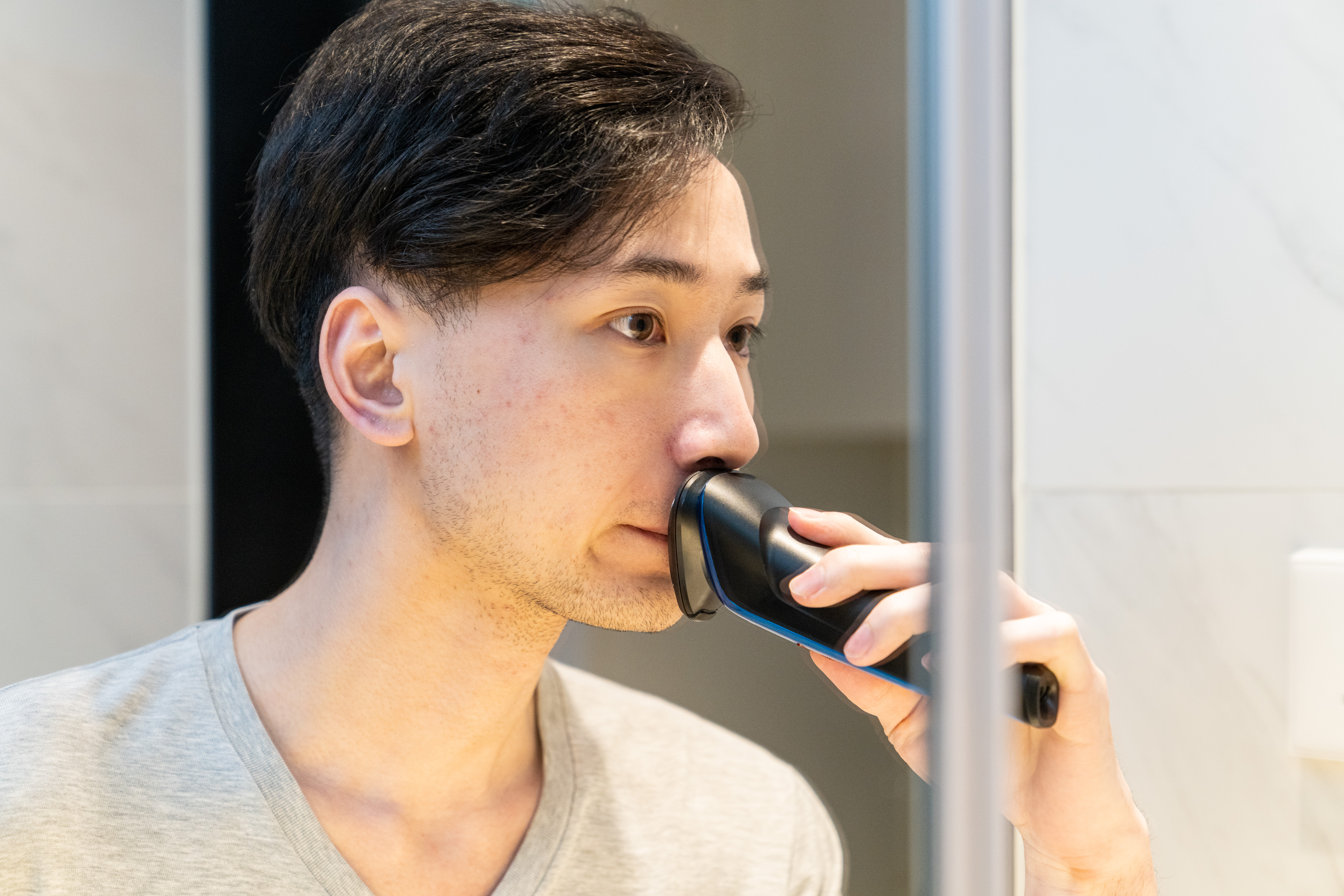 飞利浦 S2303 电动剃须刀体验：不到200元的干湿两用、高效剃须