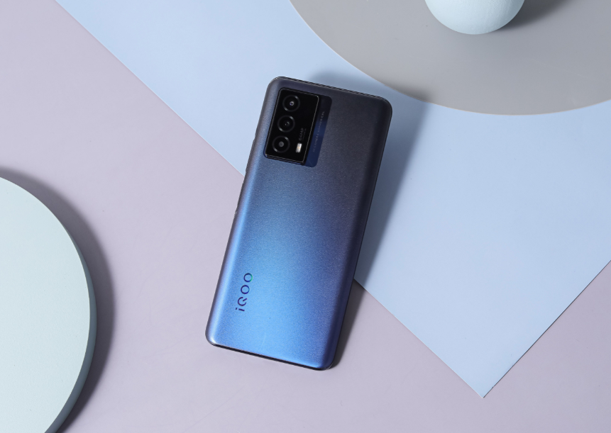 安卓“续航之王”诞生，5小时测试下，电量仅比苹果13ProMax少2%