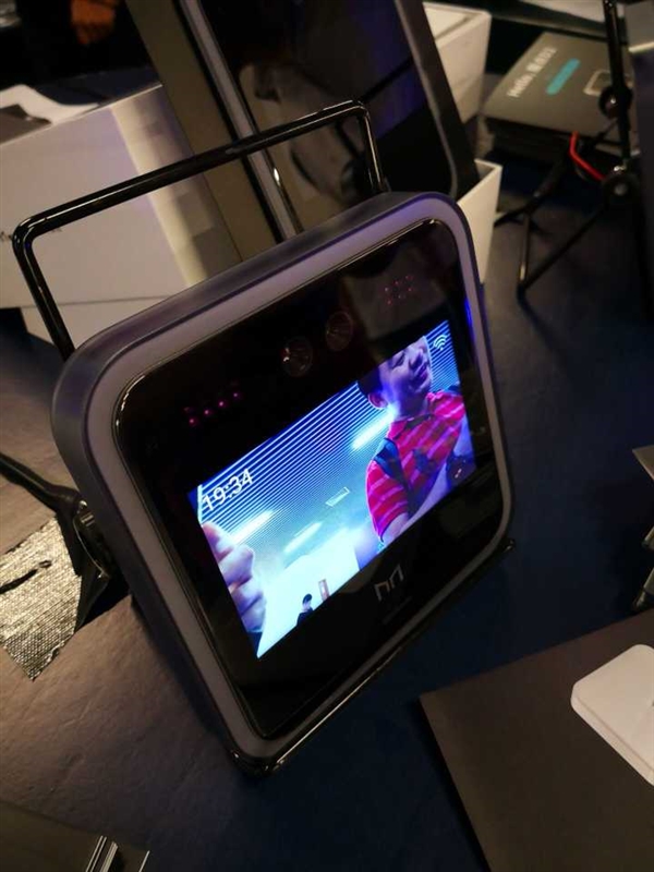 3299元！钉钉/魔点发布人脸识别门禁机：准确度99.99%