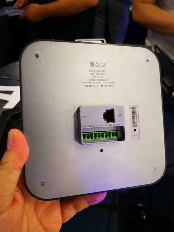 3299元！钉钉/魔点发布人脸识别门禁机：准确度99.99%