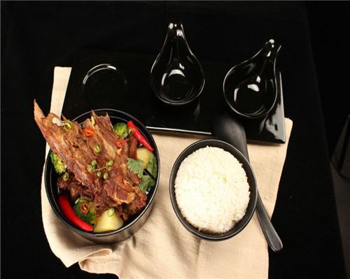 这家辣骨饭好吃到连骨头都不放过，每天生意爆棚