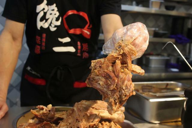 这家辣骨饭好吃到连骨头都不放过，每天生意爆棚