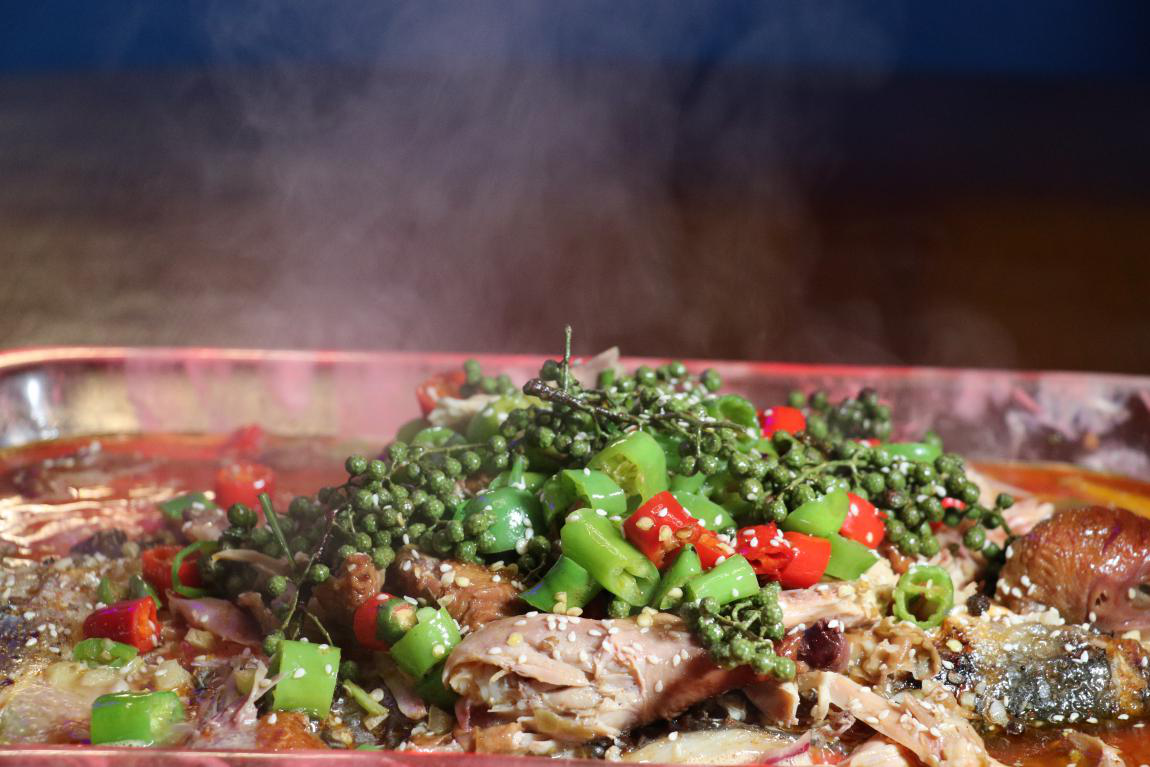 武汉这家排行第一的川味烤鱼馆，从江汉路开始声名远扬