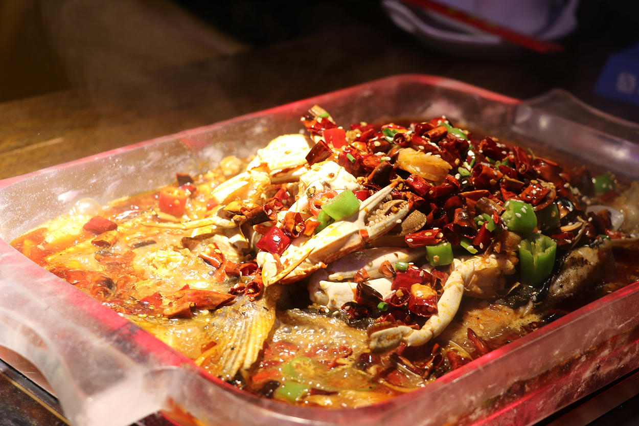 武汉这家排行第一的川味烤鱼馆，从江汉路开始声名远扬