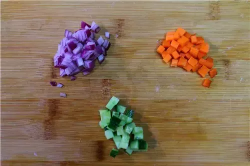 如何自己在家打造美味的鸡翅包饭？