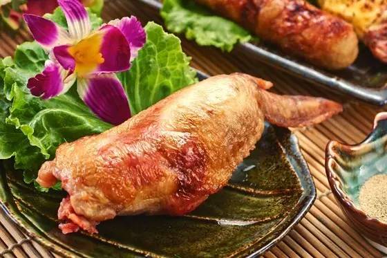 如何自己在家打造美味的鸡翅包饭？