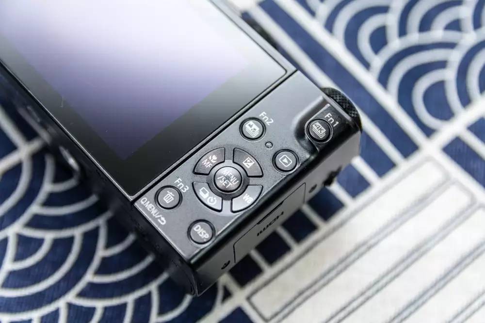 徕卡大光圈镜头配4K全家桶，松下LX10相机の详细测评