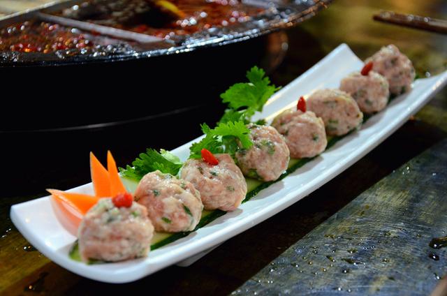 曹疯子老火锅，清新与麻辣的双重体验