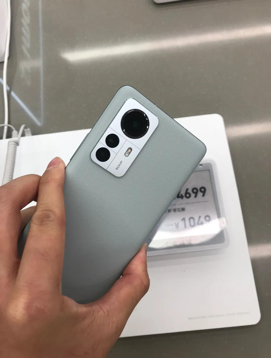 2599的小米8远超苹果4000元以下手机？6年老果粉不吹不黑谈谈体验