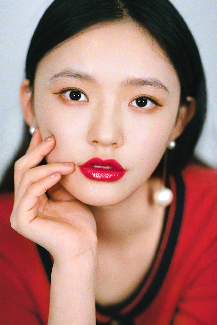 精灵少女林允，试色全新香奈儿可可小姐炫光唇膏，钻石豆沙我爱了