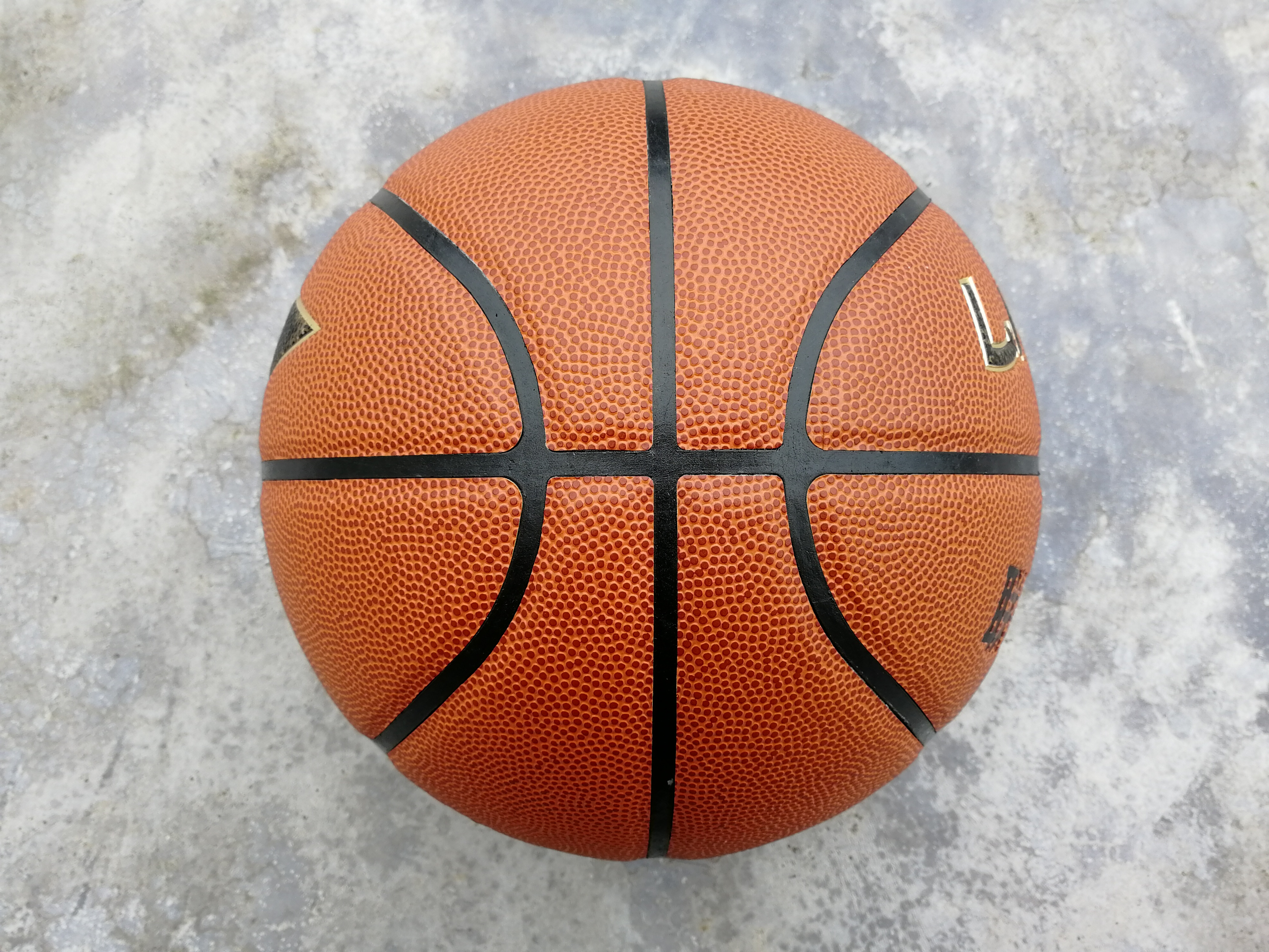 李宁LBQK443-1贴皮篮球--千年打一回的伪球迷之选？